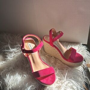 NWOT Women’s fushia wedge platform espadrilles by JOY IN LOVE Size 6